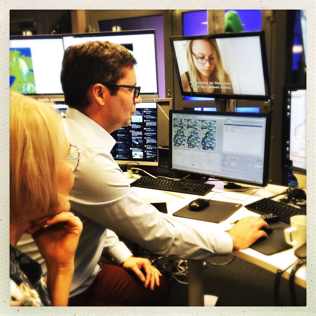 HLSierila's tweet photo. #tgif ja on muuten kuumat paikat edessä, kuten @MattiHuu_YLE @YleSaa n kartoilta katsoo - #helleaalto a pukkaa lähipäiville☀️. #aamutv nauttii kesästä #kauppatori lla. @rosakettumaki ja @oopeekoo mestoilla. @YleTV1 ja @yleareena kohtsillään. https://t.co/1GJyMPAn1J