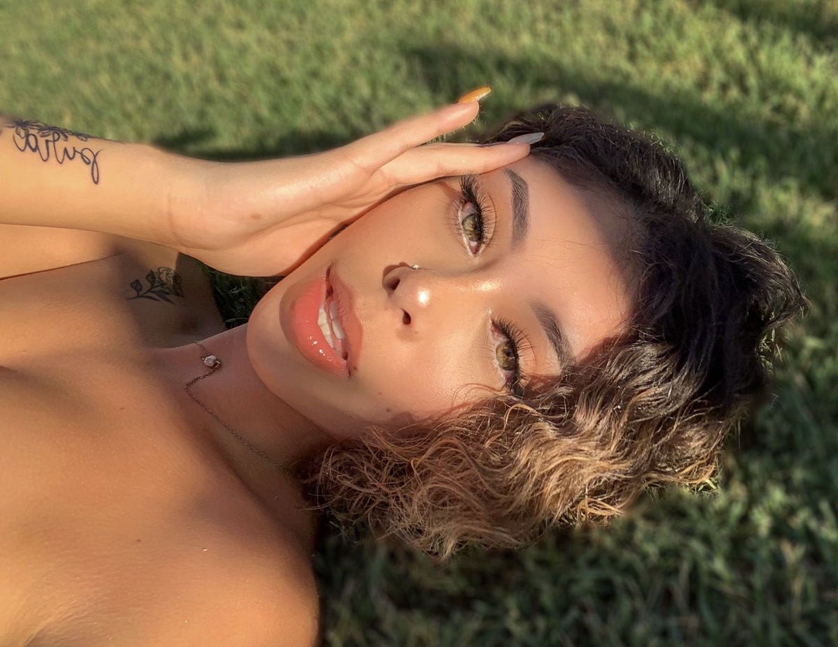 toriveraa's tweet photo. ass ain’t fat but her face all that https://t.co/y50knFTryO