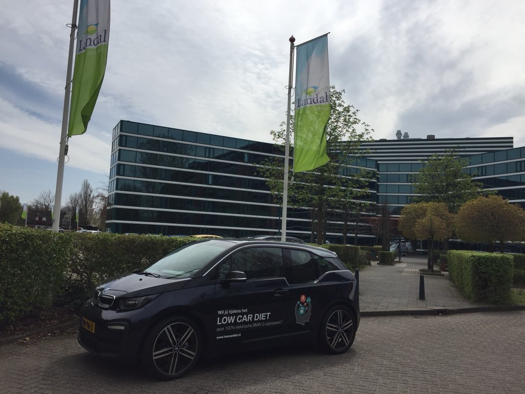 LowCarDietNL's tweet photo. En de eerste #lowcardiet activatie is een feit! We zijn de komende weken met deze mooie volledig elektrische #BMWi3 op pad! Vandaag was het de beurt aan @landalnl in Leidschendam. Heb jij je al aangemeld? https://t.co/TlfL3S4G3o