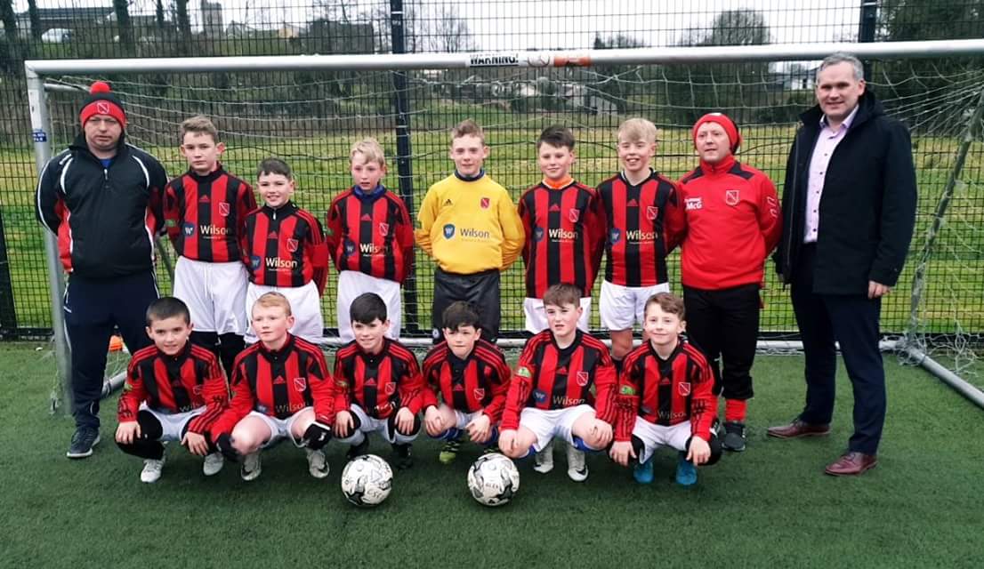 wilsoninsbroker's tweet photo. Our Managing Director, Shane Wilson, presenting a new set of jerseys to @RoversOfficial Football Club U12 team who are competing in this years O'Neills Foyle Cup. We wish Liam McGovern, his management team and players every success #teamrovers #supportlocal #supportouryouth https://t.co/xk8PF9MmaZ