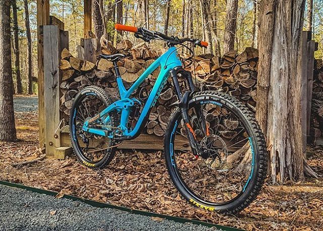 SpinfulBike's tweet image. This is a photo of a beautiful bike to get you through Tuesday. Be strong. Love the blue on the @konabikes #process153 .
.
.
#centraldistrictgr #cycling #konabikes #mtb #mountainbike ift.tt/2J29CoY