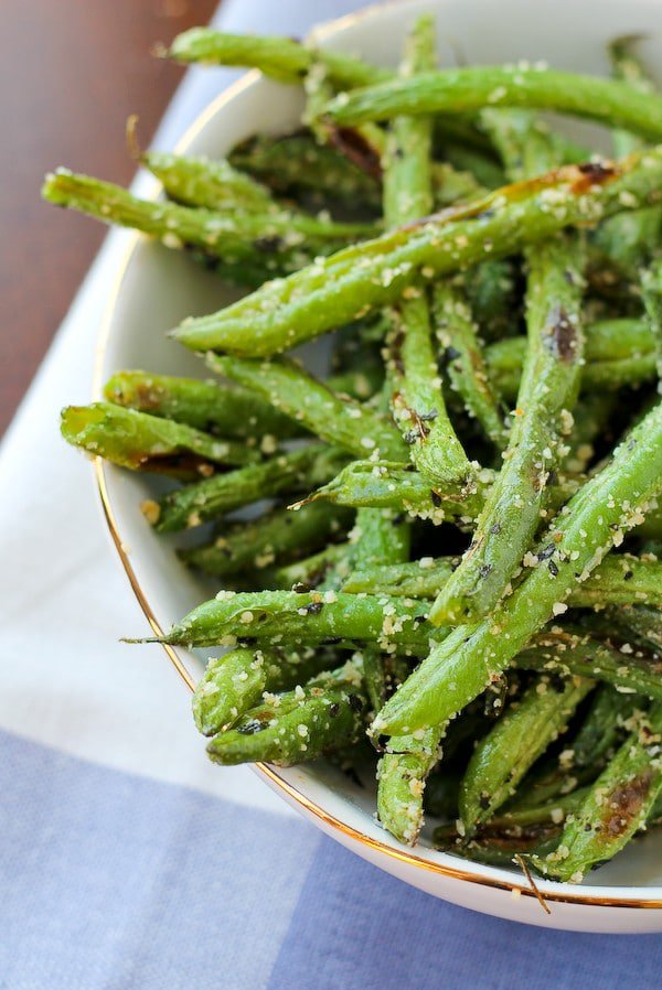 rachelcooksblog's tweet photo. These roasted green beans with parmesan and basil are crispy, flavorful and probably don’t even require a trip to the store — just open your pantry and fridge! Recipe: https://t.co/PhP3BRVPKb #roastedgreenbeans #greenbeans #vegetablesides #parmesan #basil #healthysides https://t.co/8InblPVeL1