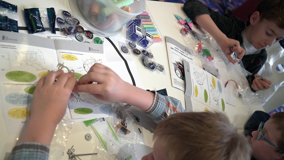 Wer den aktuellen <a href="/DieSachsen/">DieSachsen.de - @diesachsen@dju.social📯</a>  Artikel noch nicht gelesen hat, schaut direkt auf der Facebook Page vorbei oder klickt hier: bit.ly/MakerFaireSach…

📸 <a href="/saz_inc/">sazinc GmbH</a>