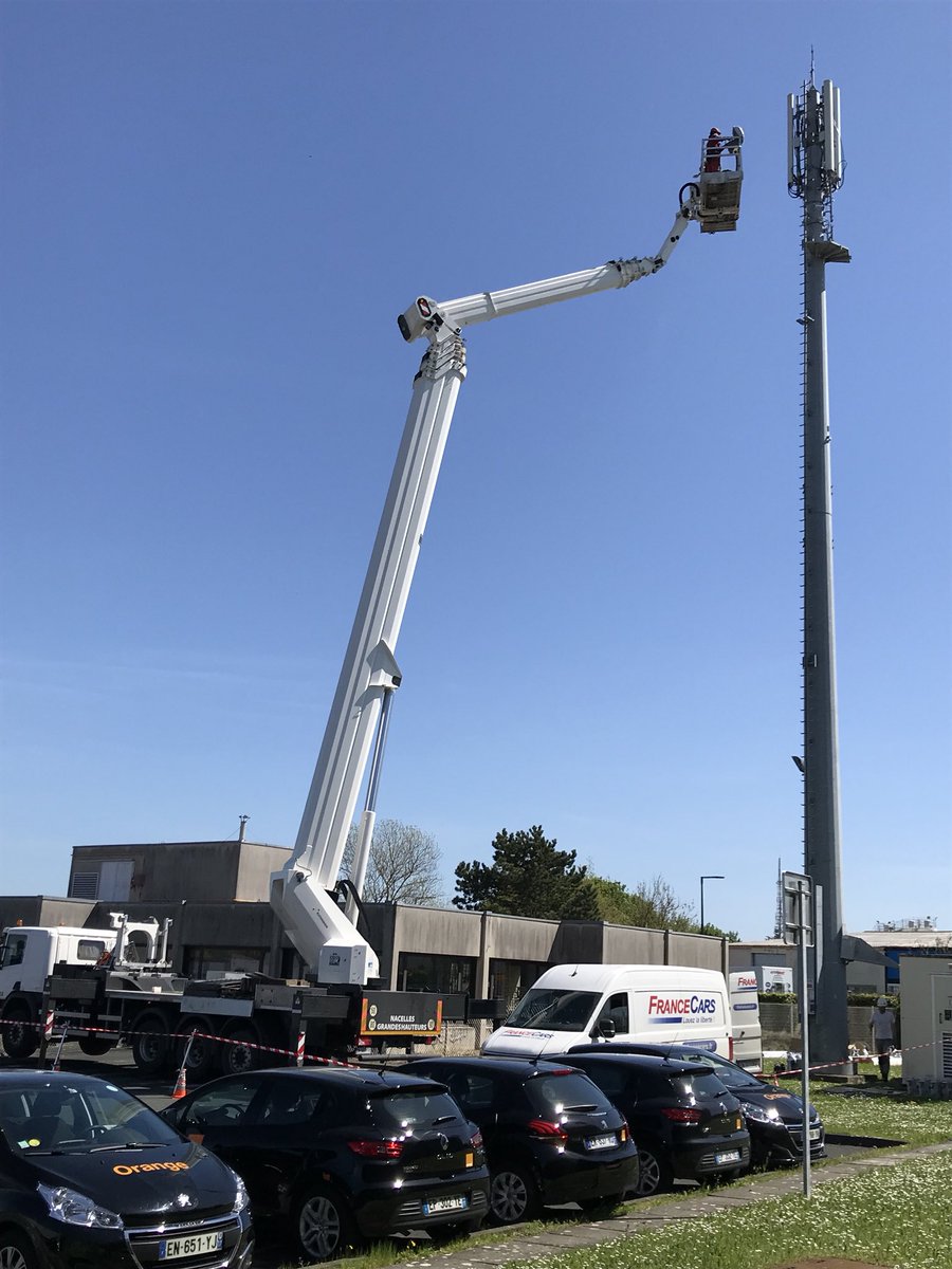 JulyCalvet's tweet photo. Il ne faut pas avoir le vertige 😥 Travaux d’entretien d’une antenne Orange 4G à Perigny (17) #BeauCielBleu #LifeAtOrange https://t.co/7M9zTEKbfQ