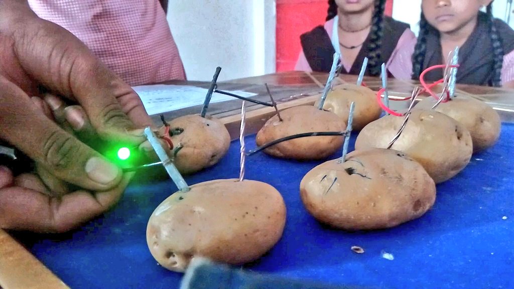 khurshidcool1's tweet photo. प्रयोगात्मक शिक्षण •»»
आलू से बल्ब जलने की सम्पूर्ण प्रक्रिया का प्रायोगिक प्रदर्शन करती कक्षा 8 की छात्रा ।
पूर्व माध्यमिक विद्यालय हस्तिनापुर , झाँसी । https://t.co/JPGYu5stg8