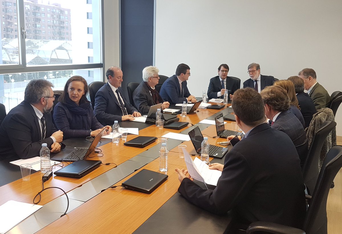 PPopularCyL's tweet photo. 👉 @alferma1 reconoce la labor de @cecale_cyl en la dinamización de la economía de CyL y destaca la importancia del Diálogo Social. Mañueco aprovecha su presencia en la Junta Directiva de CECALE para recoger propuestas del sector empresarial al futuro programa electoral del PPCyL https://t.co/BEak1vx9tZ