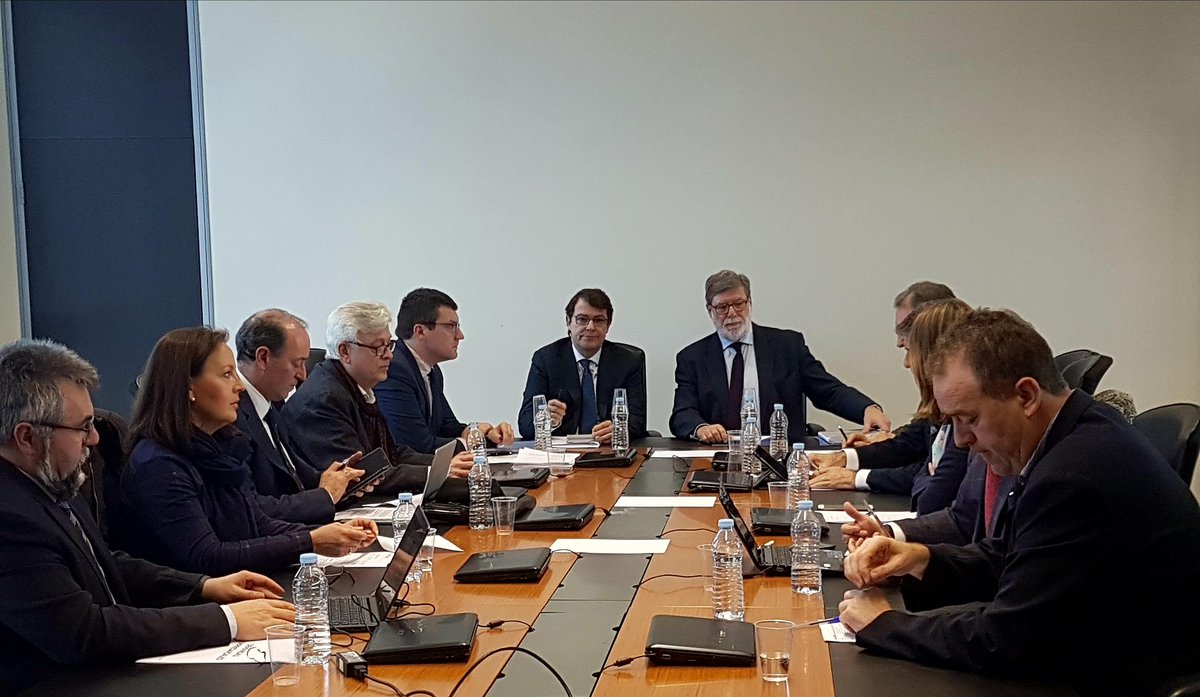 PPopularCyL's tweet photo. 👉 @alferma1 reconoce la labor de @cecale_cyl en la dinamización de la economía de CyL y destaca la importancia del Diálogo Social. Mañueco aprovecha su presencia en la Junta Directiva de CECALE para recoger propuestas del sector empresarial al futuro programa electoral del PPCyL https://t.co/BEak1vx9tZ