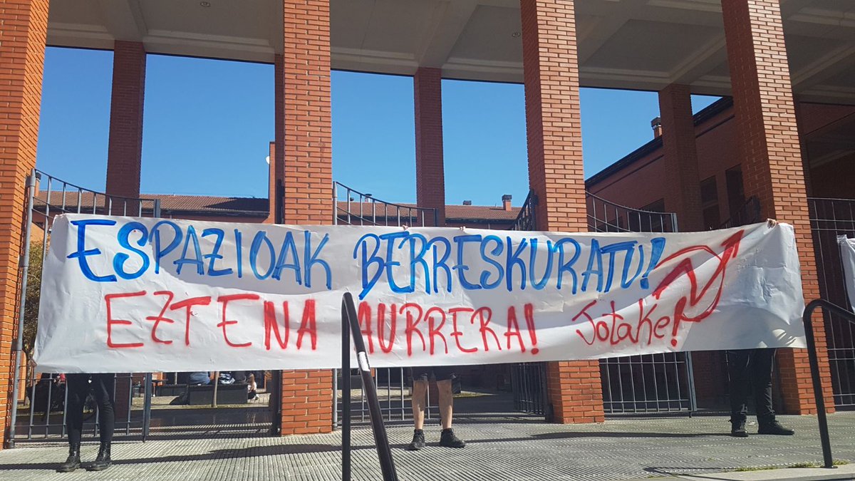 hara_ba_'s tweet photo. Gure babes osoa Eztenako kideei! Gune okupatu eta autogestionatuek aurrera segi dezaten, JTK! https://t.co/A88HFncWpY