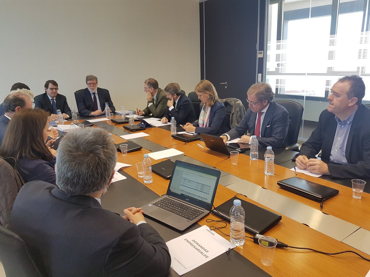 PPopularCyL's tweet photo. 👉 @alferma1 reconoce la labor de @cecale_cyl en la dinamización de la economía de CyL y destaca la importancia del Diálogo Social. Mañueco aprovecha su presencia en la Junta Directiva de CECALE para recoger propuestas del sector empresarial al futuro programa electoral del PPCyL https://t.co/BEak1vx9tZ