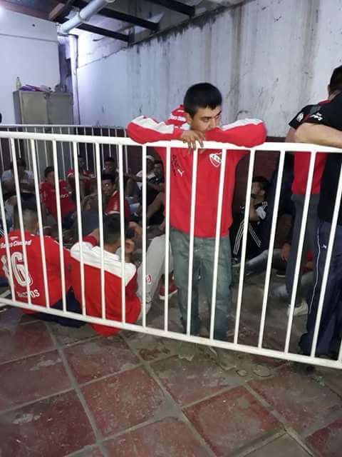 RFioravanti's tweet photo. Sigue la persecución de @Aprevideba y de @JMLugones contra hinchas de #Independiente Entre los 79 detenidos hay gente de las Peñas de Mar del Plata (comían en El Pato) y de Tandil, y los pibes de El Paredón que tienen abono en la Erico Alta. En la foto: prohíben banderas y bombos https://t.co/Y5FZTOJgzg