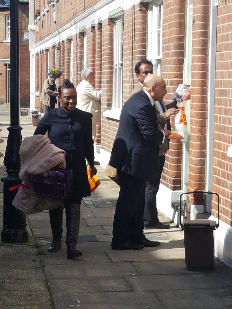 Labourstone's tweet photo. Gr8 #LabourDoorStep in #sunny #BethnalGreenWard #TowerHamlets supporting @MayorJohnBiggs & local Cllr candidates @TH_Labour_Party with @peterjohn6 @mayorofhackney @CllrCoghill @feryaldemirci @Georgia_Gould @CllrMehboobKhan Loads of #positive #LabourChat @UKLabour @LondonLabour https://t.co/te5inSXB5v
