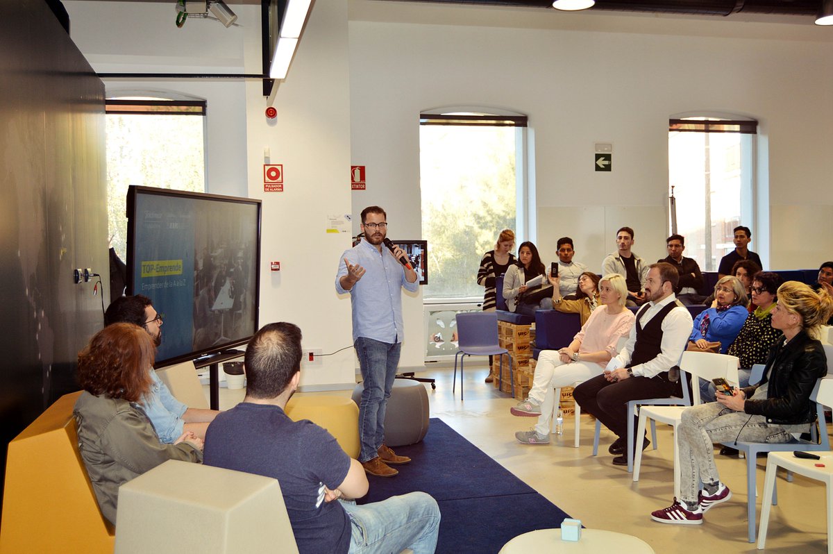TZIR_'s tweet photo. #TOPEmprende ha reunido a jóvenes para mostrarles las oportunidades del #emprendimiento a través de los casos de éxito #MIZesta, @Hunteet y #TheIfs. Además, Juan José Muñoz, director de #OpenFutureCostaRica, ha explicado su modelo https://t.co/uflVDYQPLf https://t.co/f1z5Z95jcj