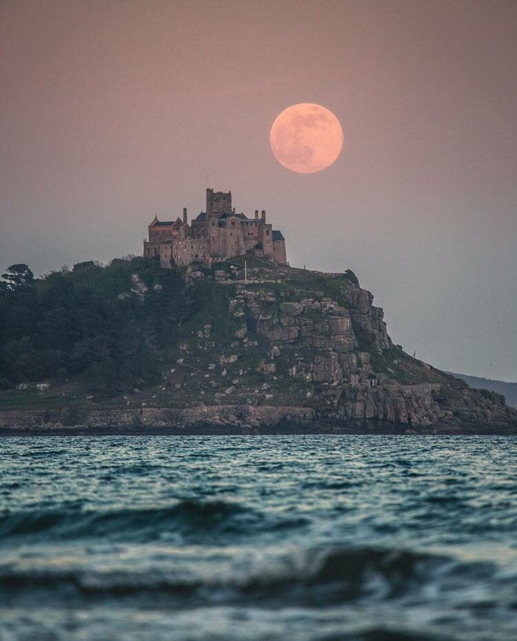 InCornwalI's tweet image. Check out this amazing moon shot over #stmichealsmount !
- Want more like this? Take a look at @philwatsonphoto profile. We're obsessed with his Cornish snaps!

Tag your pics with #thingstodocornwall or DM✍️to be featured 🌊🌿👌 #lovecornwall ⠀