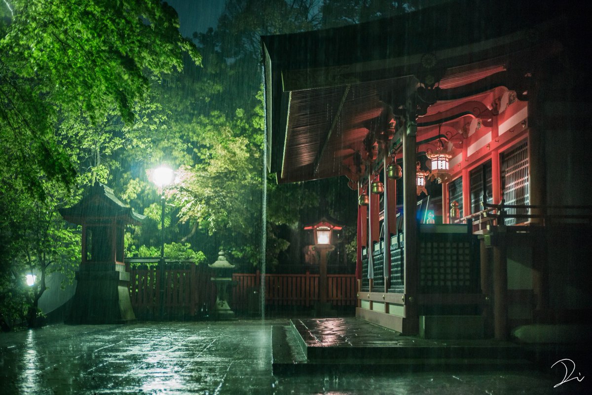 稲田大樹 うさだぬ 妖しく光る 夜の灯籠 夜雨の神社は別世界だった 真夜中稲荷大社 T Co Reybnduzrc Twitter