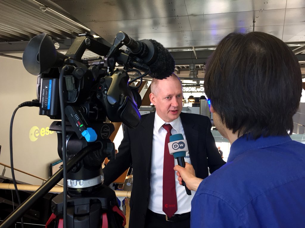 ESA_de's tweet photo. Auch @ESA_EAC-Chef Frank #DeWinne und der deutsche ESA-Astronaut @Explornaut erklären den Medien heute in Köln die Herausforderungen von #ISS-Wissenschaft im Rahmen der @Astro_Alex #Horizons-Mission, die im Juni starten soll. #ISSCommander https://t.co/rkP5228TVR