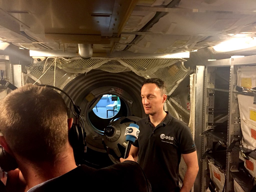 ESA_de's tweet photo. Auch @ESA_EAC-Chef Frank #DeWinne und der deutsche ESA-Astronaut @Explornaut erklären den Medien heute in Köln die Herausforderungen von #ISS-Wissenschaft im Rahmen der @Astro_Alex #Horizons-Mission, die im Juni starten soll. #ISSCommander https://t.co/rkP5228TVR