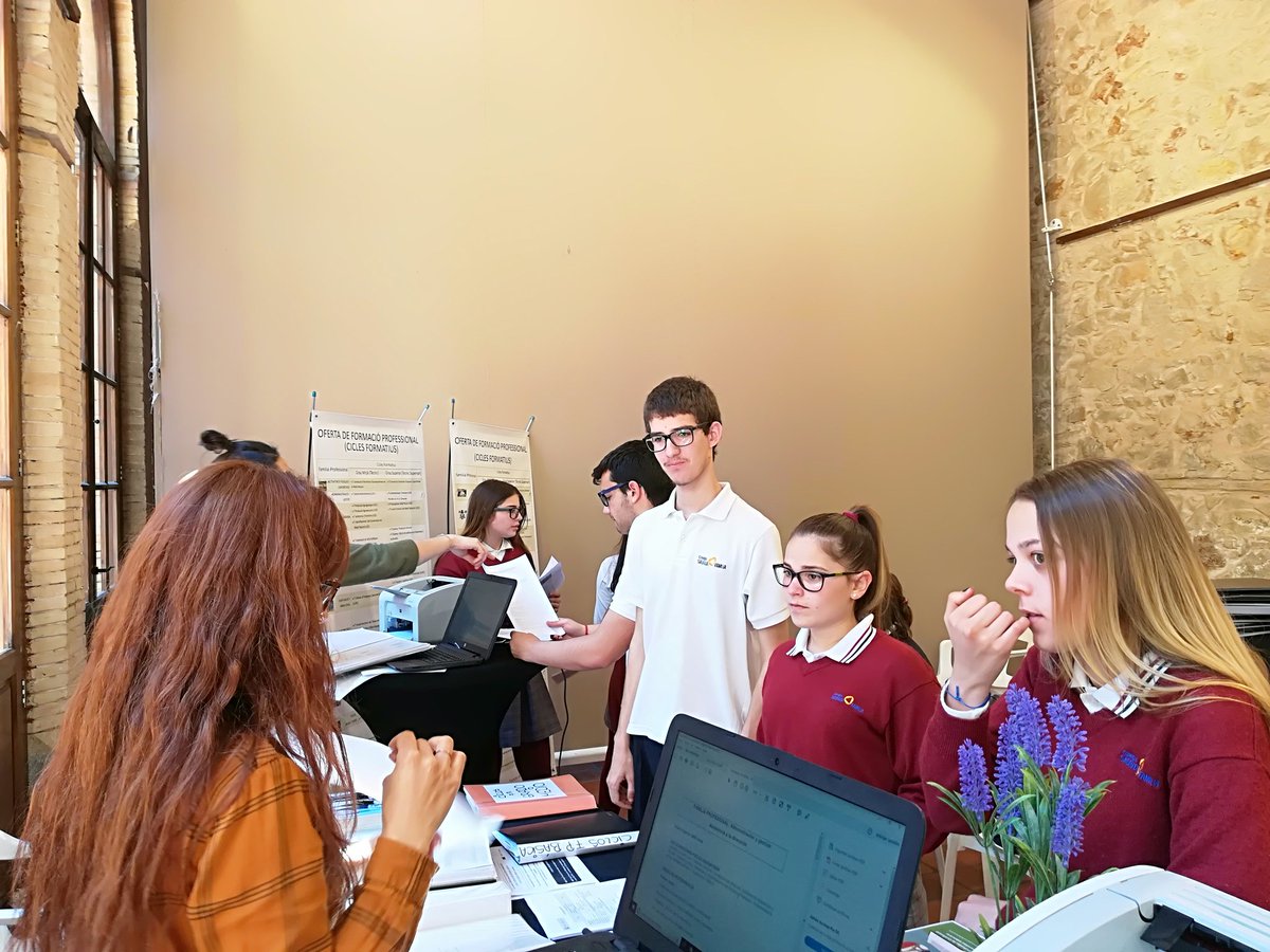 cole_sagrada's tweet photo. L'alumnat de 4t d'ESO ha visitat la fira #orientat iha rebut informació sobre la formació i les eixides laborals de diferents àmbits @begogras @nandis_ma @AngelSAFAM @XaviPratsblay5 @ChordaBlay @Albaros9 @RuizCliment @neuetes6 @safammercedes @SevalMajo @vicen666666 @cecosba https://t.co/xsNT3FkGv1