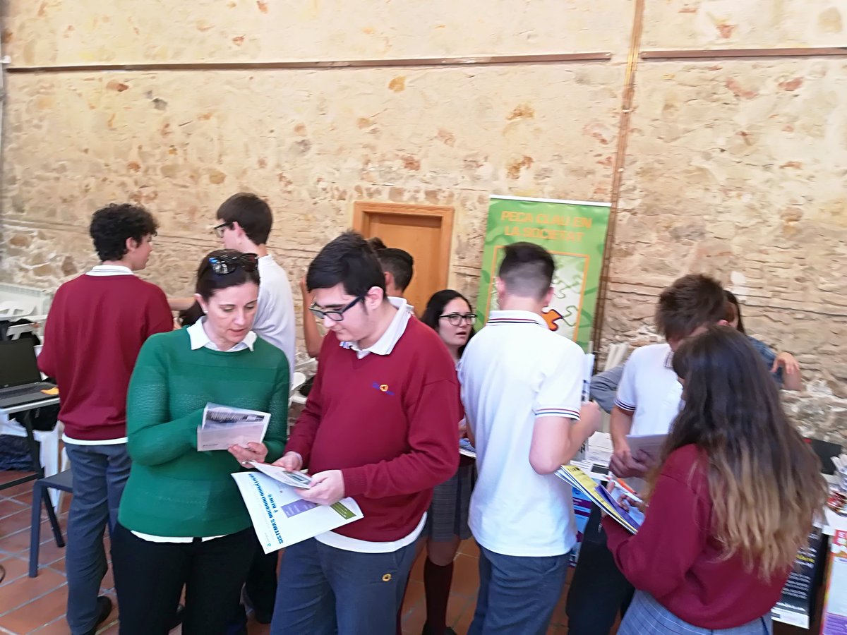 cole_sagrada's tweet photo. L'alumnat de 4t d'ESO ha visitat la fira #orientat iha rebut informació sobre la formació i les eixides laborals de diferents àmbits @begogras @nandis_ma @AngelSAFAM @XaviPratsblay5 @ChordaBlay @Albaros9 @RuizCliment @neuetes6 @safammercedes @SevalMajo @vicen666666 @cecosba https://t.co/xsNT3FkGv1