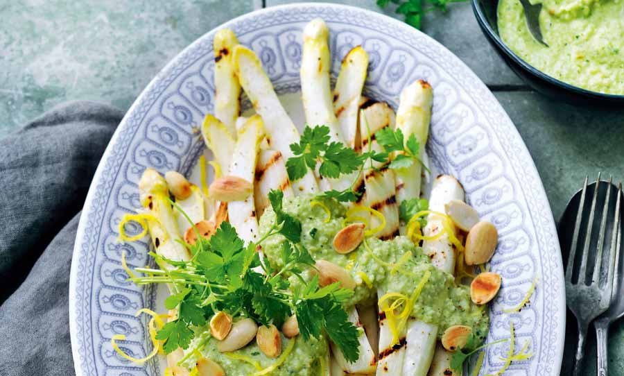 Aspergecentrum's tweet photo. #15minutesasperge,
Hierbij het #vierde #asperge #recept. We ontvingen het van Jolande Vos van @ILoveFoodWineNL 
🌱GEGRILDE ASPERGES MET ROMIGE AMANDELSAUS🌱
Wil je dit recept ook maken? Kijk op https://t.co/PRgtBO7jFN
Stem op jouw lievelingsrecept? https://t.co/o3eI9778Z6 https://t.co/GIrOtu8feA