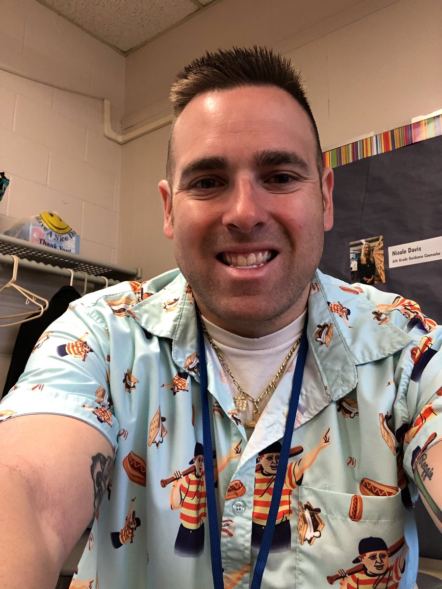 paraproMrG8's tweet photo. Lighting it up blue today for autism awareness day! #AutismAwarenessMonth #jams #JAMazing #hamiltonporter https://t.co/XdjRHhG1vK