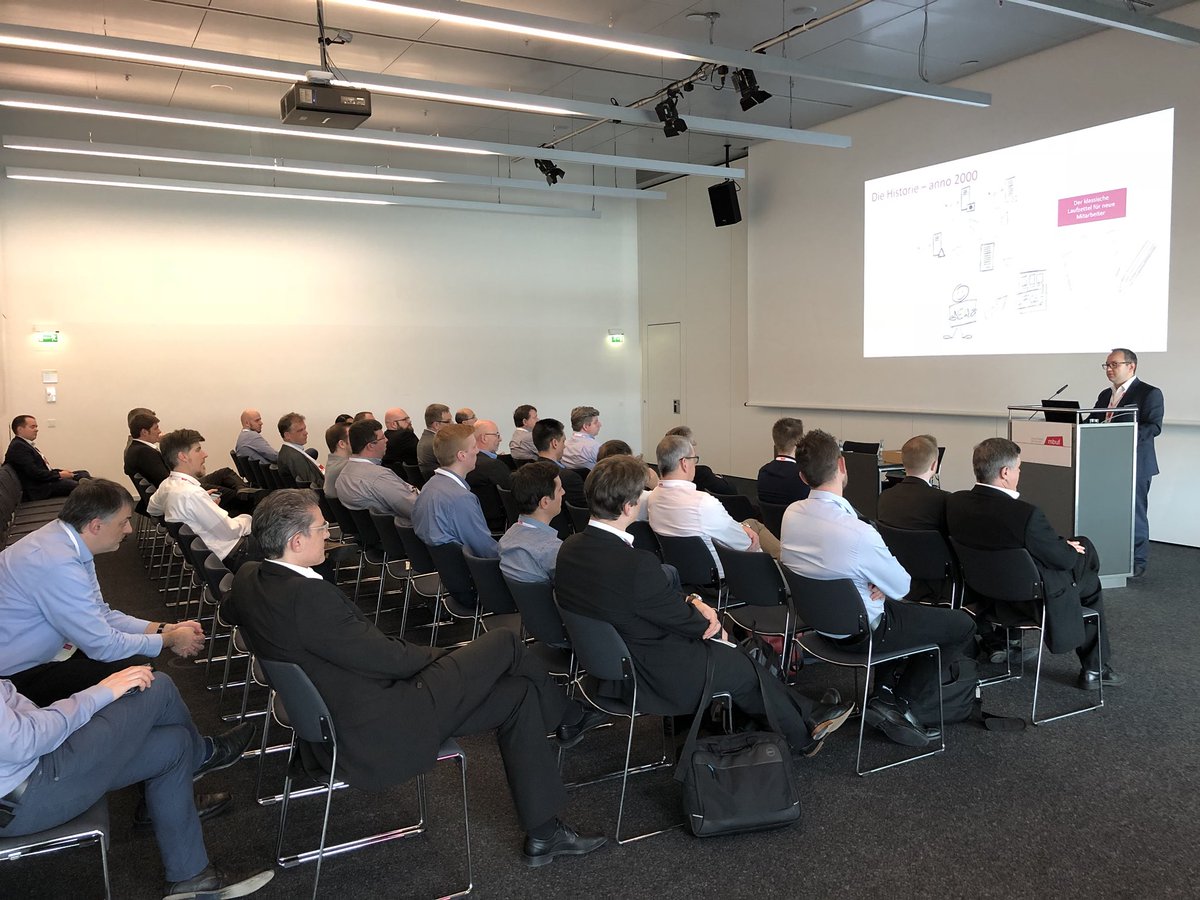 I_AndiS's tweet photo. Volles Haus beim Vortrag von Christian Lechner auf dem #mbuf18: #allforone präsentiert „User Lifecycle zentral managen“. https://t.co/vFJddJZxee