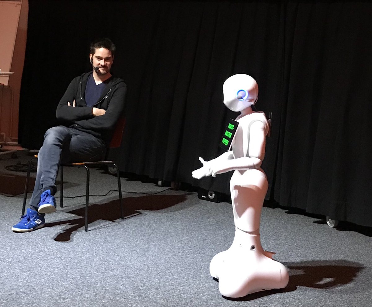 FoggyMan7's tweet photo. RT @SamuelSorainen: Henkan grilli, eli maailman ensimmäinen #roast by #pepper the #robot of @HenriAlen. #kukamuumuka kuin #WeareFoodtech by @fredmangroup #foodtech2018 #standup https://t.co/iAuCpuf5xp