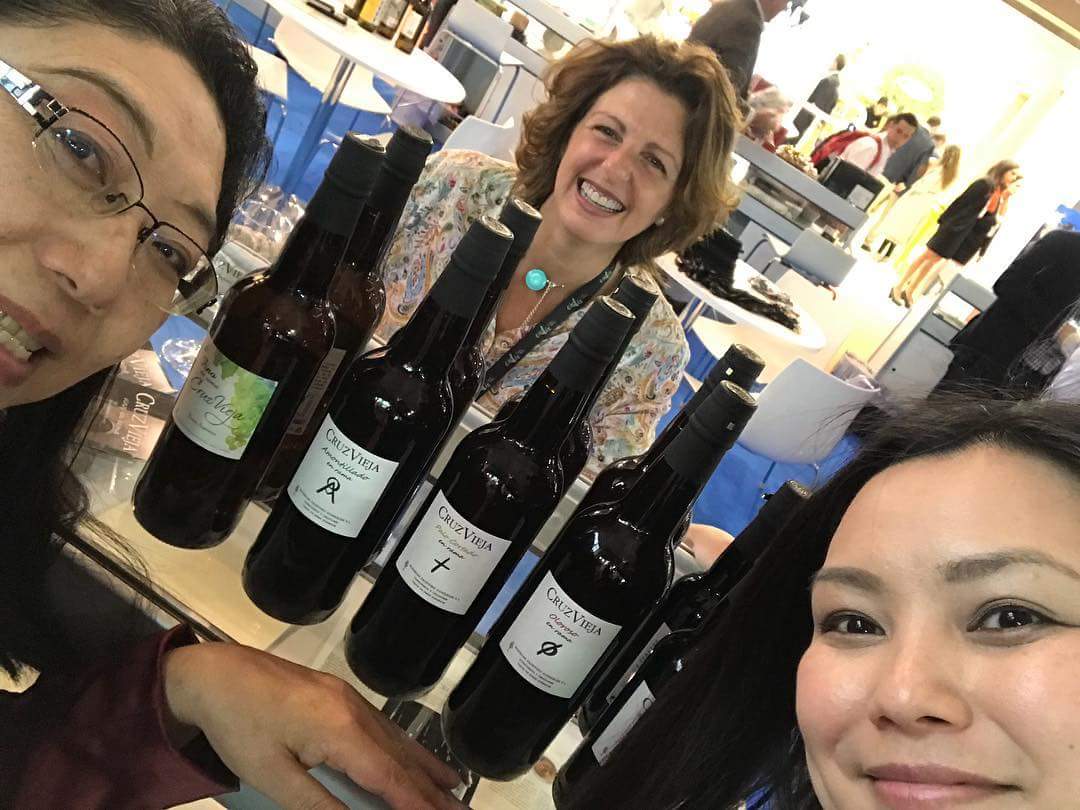 EnocionesW's tweet photo. Alimentaria y nuestra querida amiga y bodeguera Chela de Bodegas Faustino González y sus vinos Cruz Vieja! https://t.co/B4sbdYnDJb