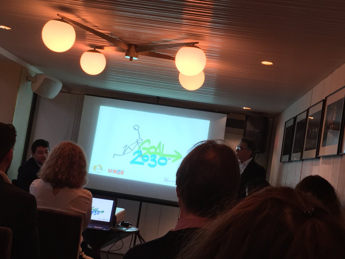 jeromelachaze's tweet photo. Présentation inspirante du projet #Goal2030. Quand Handball et #ODD ne font qu’un @dinart33 @ElyxYak @unss #SDGs https://t.co/McfCEuSrsr