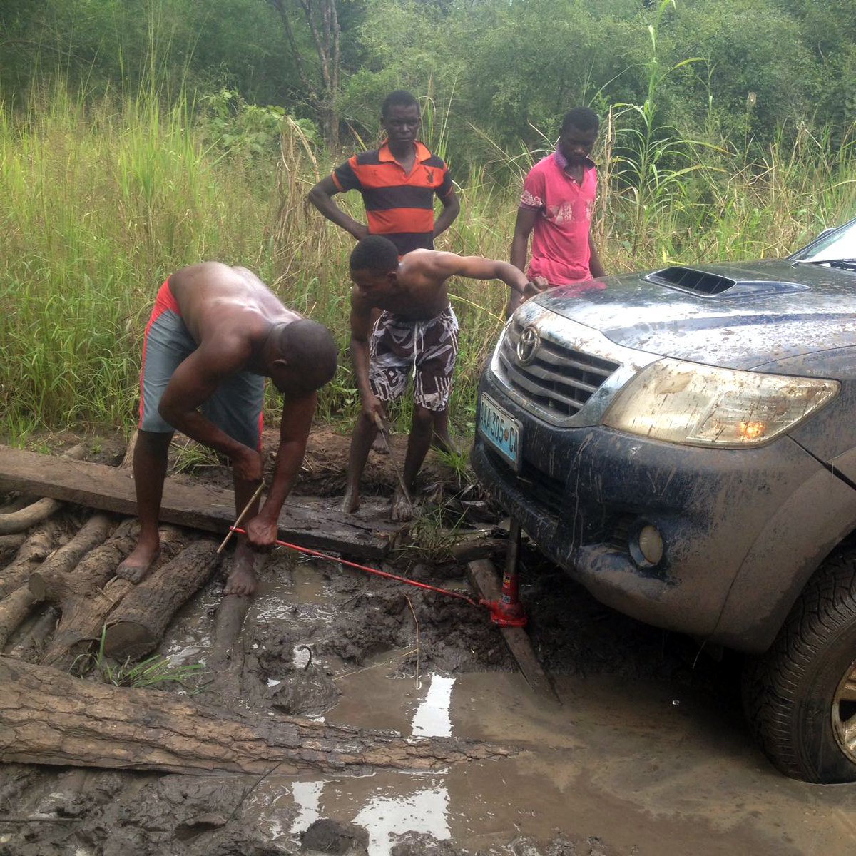 gavi's tweet image. ⛰️Mountains, 
mud or 
🌊 murky waters - 

Vaccinators in #Mozambique 🇲🇿 are stopping at nothing to get the first round of #Measles and #Rubella (#MR) vaccine 💉 out to communities in need!

They work hard to reach even the most remote communities, because #VaccinesWork!