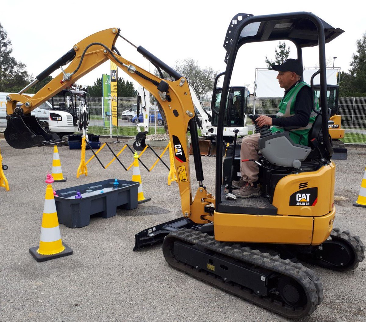 BMCATFr's tweet photo. Retour en images sur la journée du 14 avril à Agen ! #CatCompactTour #MyCatMachine https://t.co/rbrU3XCnpy