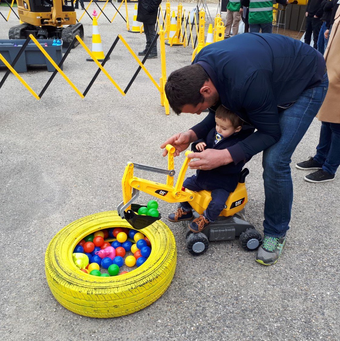 BMCATFr's tweet photo. Retour en images sur la journée du 14 avril à Agen ! #CatCompactTour #MyCatMachine https://t.co/rbrU3XCnpy
