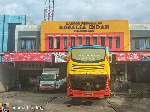 karoseriID's tweet photo. Regrann from @edomartaputra_ - Si cantik mbak Rosalia Indah😍
MB OH 1626
Surabaya - Solo - Palembang
#rosaliaindah #forbiscom #bissumatra #mytripmybus #mybusmytraveling #mybusmyadventure #eatsleppbusindo #photobuskita #ayonaikbuscom #like4like #likeforlike #lfl #followforfol… https://t.co/H1APNbObzK