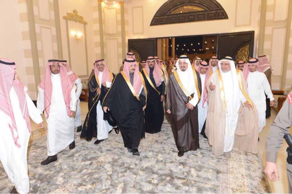 q_asir's tweet photo. سمو أمير منطقة عسير وسمو نائبه في ضيافة شيخ شمل بني مغيد وبني نمار الشيخ علي بن سعد آل مفرح العسيري #قبيلة_عسير #عسير #عسير_الهول #ابها https://t.co/7GS813l8Zh