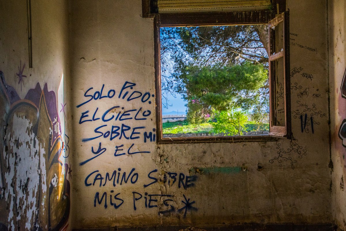 oscarfalcon76's tweet photo. Poesia entre ruinas #okupa #edificioabandonado #lleida https://t.co/iTKtbpxD4F