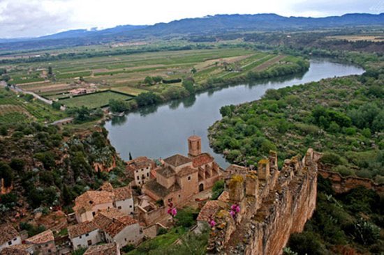 Miravet es un municipio de Cataluña, España. Perteneciente a la provincia de Tarragona, en la comarca de Ribera de Ebro.