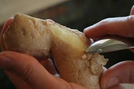 Clairewelshcook's tweet photo. #CFSFoodTips - easiest way to peel ginger? With a teaspoon. https://t.co/gUfI0wliNy