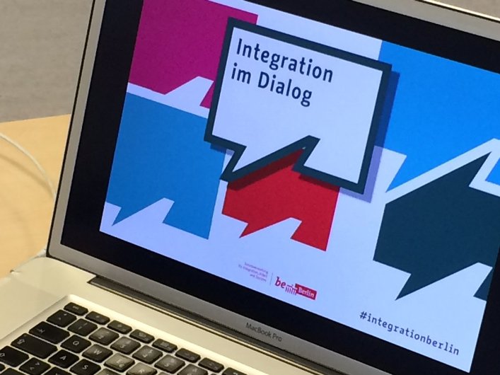BFEGefluechtete's tweet photo. Dokumentation INTEGRATION IM DIALOG; #Flüchtlingspolitik in #TEMPELHOF-#SCHÖNEBERG: Integration nach den Hangars  > https://t.co/Pg401HD68R  | 15.2. #Intmig #IntegrationimDialog @WKZBerlin @Senatskanzlei_B @LAF_Berlin @SenIAS_Berlin #TSch +Info NL IiD 9> https://t.co/VzeLag2UE3 https://t.co/sreh8sG9vK