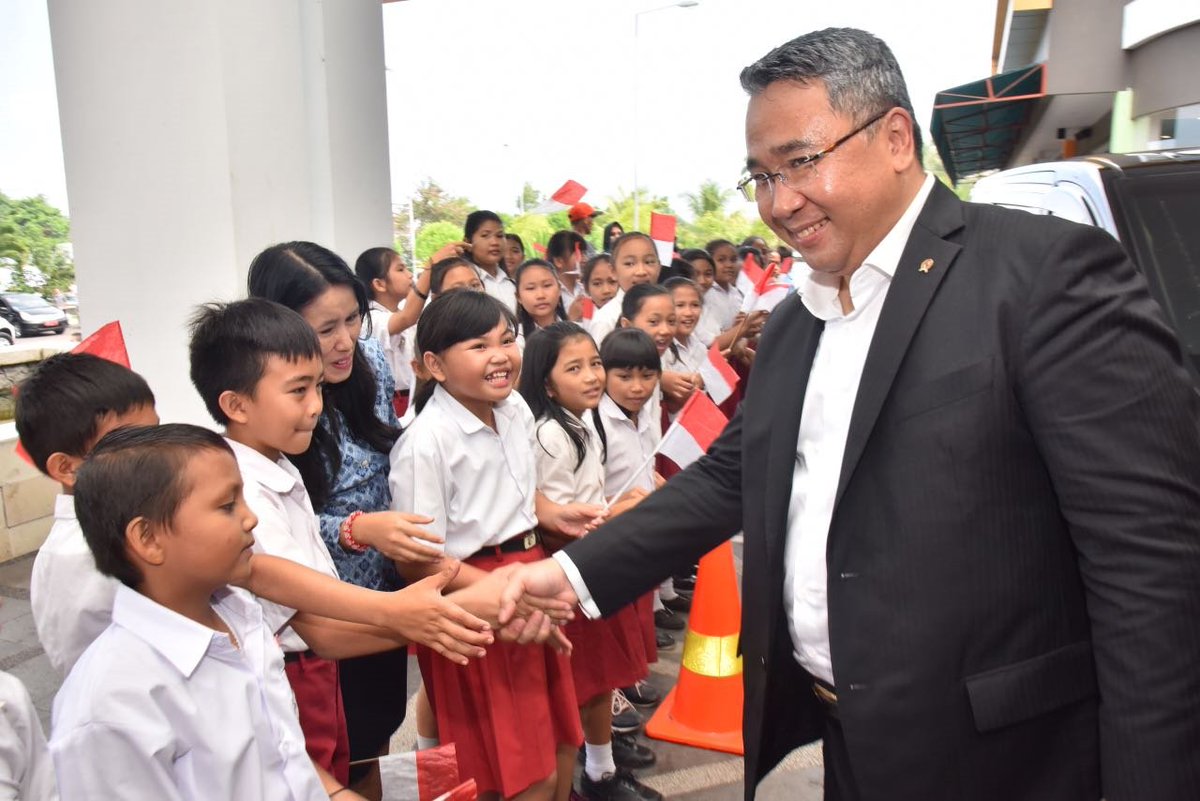 Menteri Desa PDTT Eko Putro Sandjojo bersama Ketua DPD, Oesman Sapta Odang menghadiri seminar bertajuk "lmplementasi Undang-undang Desa Untuk Kedaulatan Desa" di Kotamobagu, Sulawesi Utara dalam sebuah acara seminar membahas UU No 6 Tahun 2014 tentang Desa (12/04/2018)