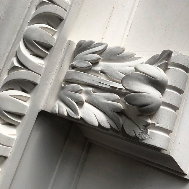 Beautiful #English #period #fibrousplaster #cornice #interiordesign #london #white #plaster #gypsum #Georgian 📷: @mgdesign_london