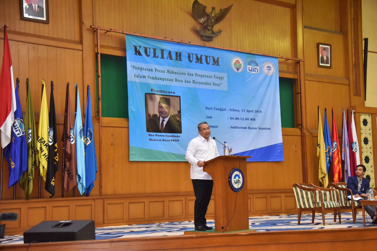 kemendespdt's tweet photo. Mendes PDTT @EkoSandjojo mengisi kuliah umum di @uinjktofficial Senin pagi (17/4). Menteri Eko meminta mahasiswa turut aktif mengawal #DanaDesa dan terjun langsung memberdayakan dan membangun desa-desa di Indonesia #MulaiDariDesa https://t.co/CiYQboTUQb