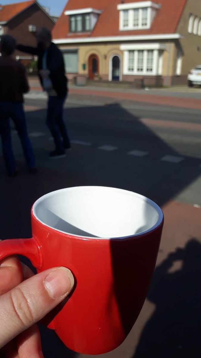 Terwijl ik op de bus sta te wachten om naar college te gaan krijg ik van <a href="/BijBosshardt024/">BijBosshardtNijmegen</a> een heerlijk kopje koffie. Een goed begin van de dag, dankje!