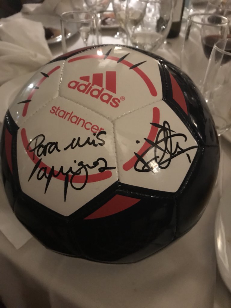 Fatimaesc's tweet photo. Gracias @IkerCasillas por firmar el balón que se subastó anoche en la cena benéfica de la @FundacionACDM Ya lo tengo para mi hijo súper futbolista Santi. El mejor portero de la historia!!! #PorJavi https://t.co/WGx0wOaXsC