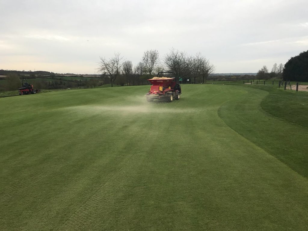 andycopeland088's tweet photo. Perfect morning for a light verti cut, cut, top dresss and a drag in. #truegreens #firm 😁 @IainBiggs @ChesDowns @CrownGolf @SkipseyArren @JG_GREENKEEPER https://t.co/2hP1BxZrkI