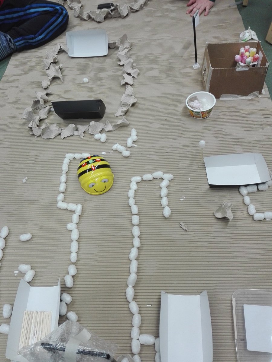 Martinlaaksonko's tweet photo. #beebot #ops2016 #Vantaa #koodaus https://t.co/fRB92z1SZU