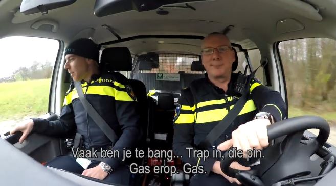 VIDEO | Politie rijdt busje vast in de modder in Tubbergen: tubantia.nl/video/producti…