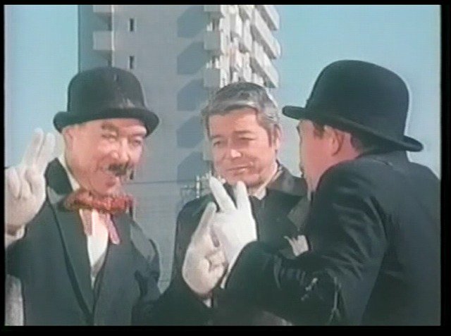 『特捜最前線』＃４９「時効５分前のチャップリン！」
（１９７８年３月８日　放送）より

信じられない！夢にまで見たマンションのクラウンが見える！スリットも！
＜カネ〇ハイツ＞が待望のマンションだった！
もちろん左には特徴的なベランダの都営アパートが控えている・・・
鉄の意志の勝利だぁ！