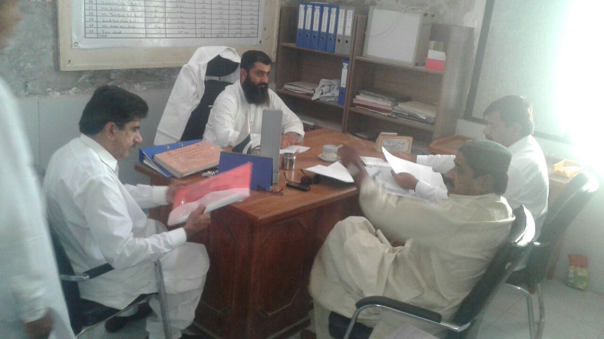 IHS_Sindh's tweet photo. DHO #Kashmore, visited #IHS managed #RHC (RHC #Buxapur of Kashmore district) on 16.04.2018. He appreciated the provision of quality #services being provided. #PPP #pppnode #healthysindh. https://t.co/gI6jqKBw97