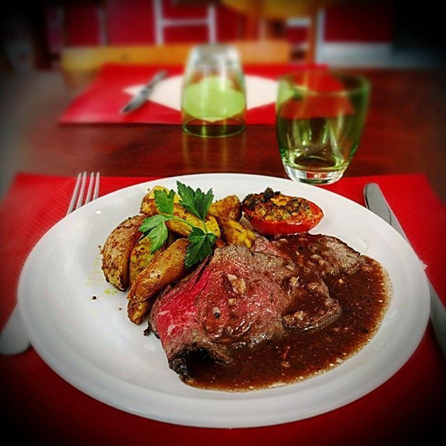 Canal93Bobigny's tweet photo. Plat du jour #bonjour ! Rôti de bœuf sauce bordelaise et potatoes 🤤#miam #bonappetit #canal93  #restaurant #bobigny #seinesaintdenis https://t.co/3KKFznbF5u https://t.co/MfBjbYGtSR