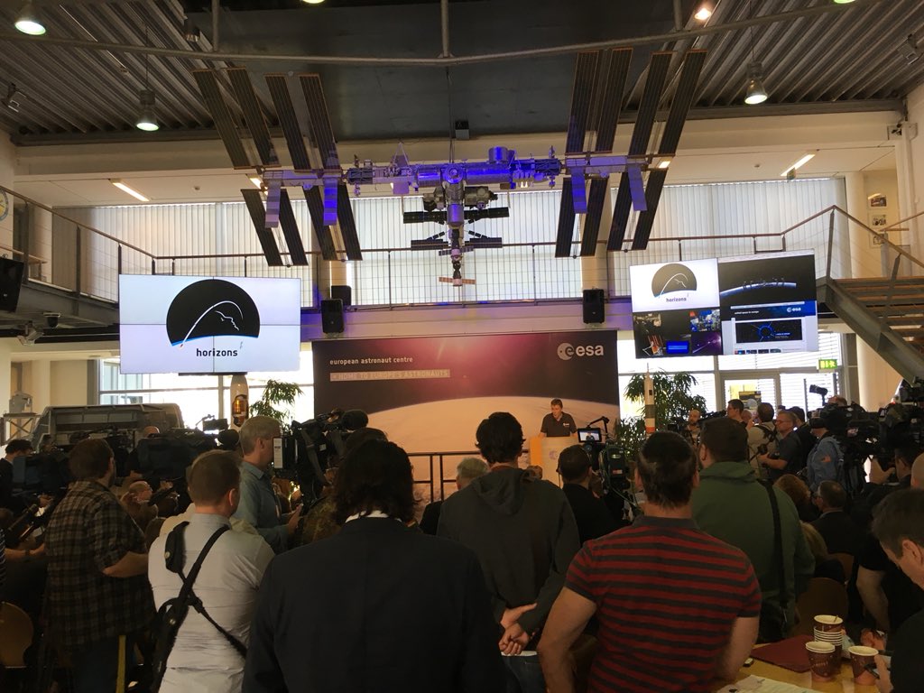 Schpace's tweet image. News-Konferenz am @ESA_EAC zur #Horizons Mission von @Astro_Alex ... Einführungen durch @astro_timpeake und DLR Matthias Sperl