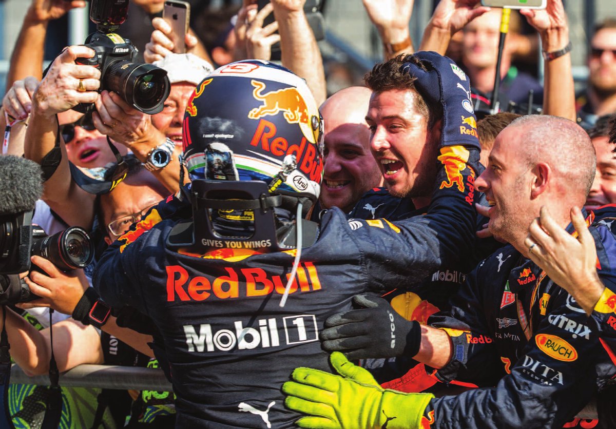 ar_garma's tweet photo. Gran finde en el #GPChina de #Formula1 A 20 vueltas un SC compactó la carrera y Daniel Ricciardo protagonizó 3 adelantamientos a Raikkonen, Hamilton y Vettel que le valieron para alzarse como vencedor. Trabajo en equipo, perseverancia, competitividad...¡CON MOBIL 1 TODOS GANAMOS! https://t.co/CqaYkCwCcI